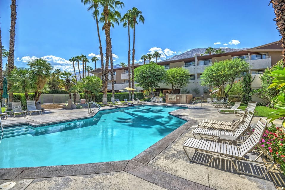 Biarritz Bliss - Downtown Palm Springs  -COMMUNITY POOL