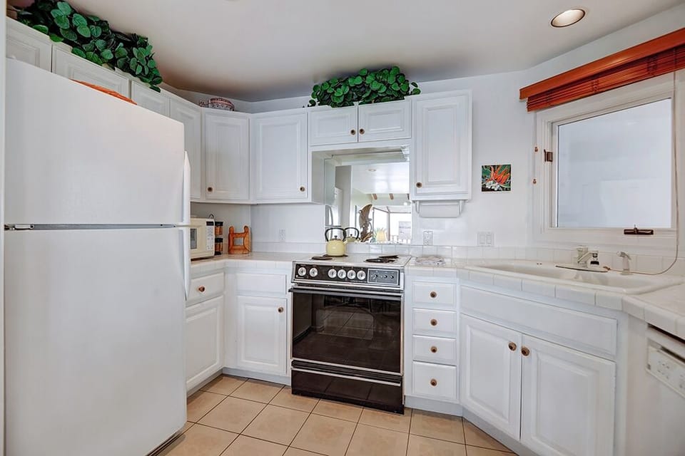 6-KITCHEN REVERSE RS.jpg