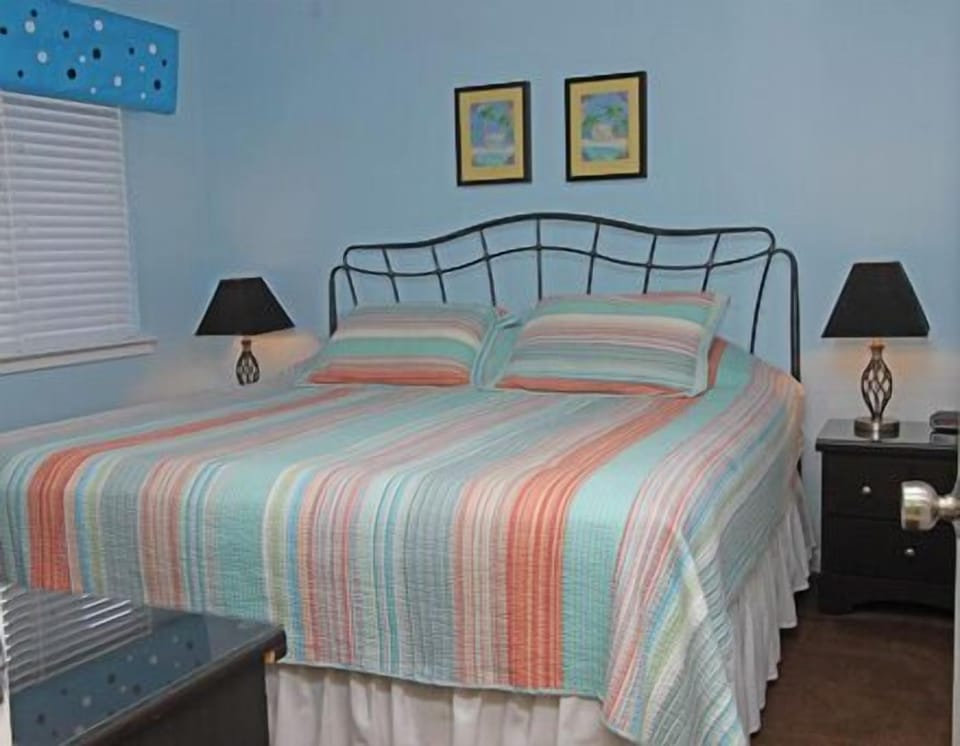 Bright and cheerful 1st floor king bedroom.