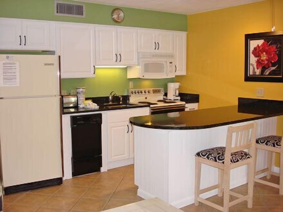 Blue Surf 12A 1st floor dining and kitchen for your delight.