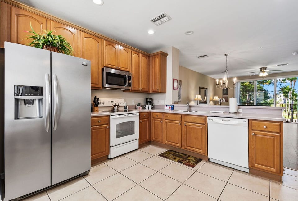 Lavishly designed fully equipped kitchen of the townhouse in Orlando - Availability of all necessary kitchen accessories - Elegant light and sufficient space to work with ease - Plenty storage space to store goods