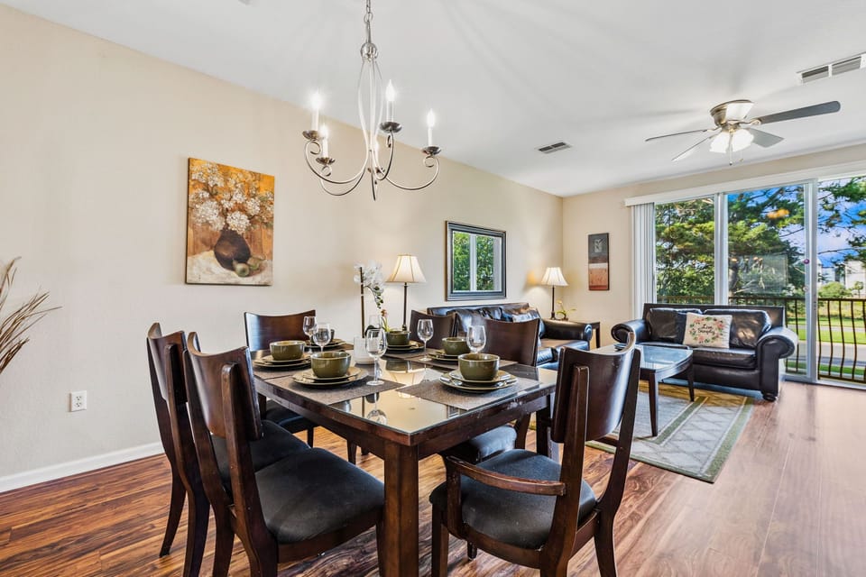Sublime dinning area of the townhouse in Orlando - A perfectly organized space to enjoy your meals with beautiful decor - Majestic chandelier and aesthetic wall painting enhancing the space beauty - Elite 6 persons dinning table