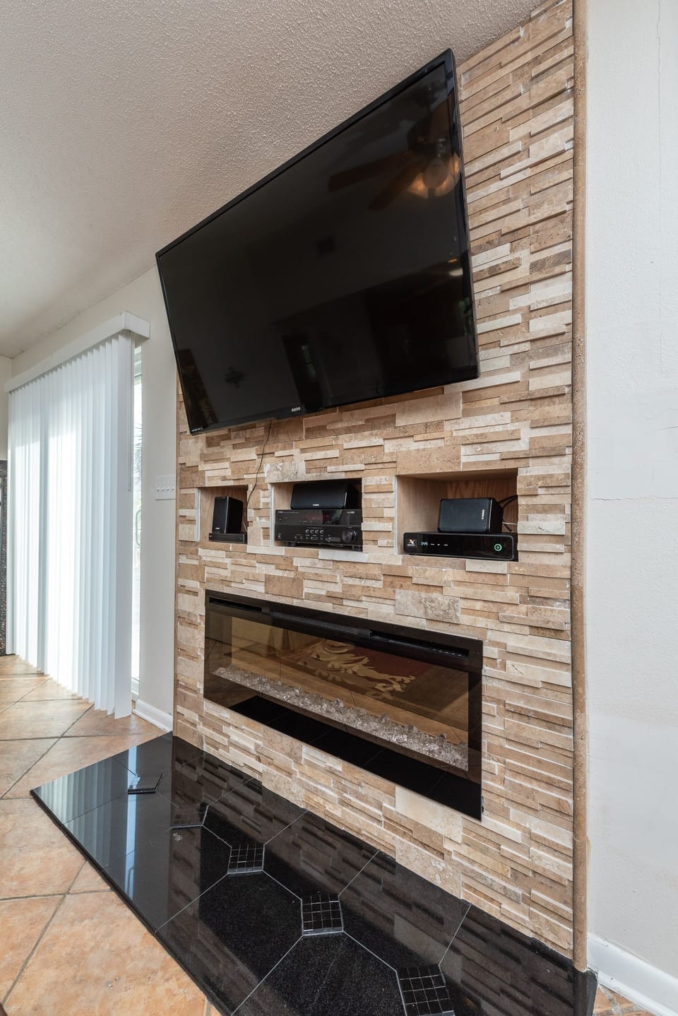 Entertainment complete with blueray, and stereo, along with cable/Showtime