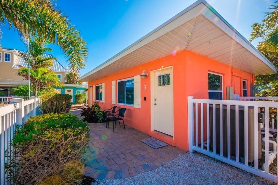 Private courtyard outside Cottage #3 (The "Sailfish" Room)