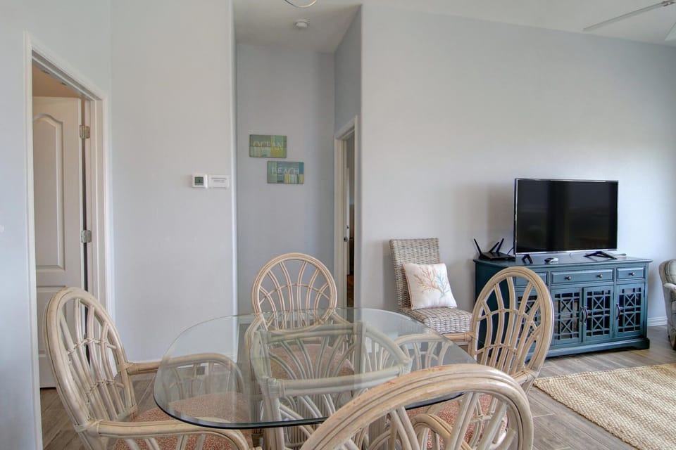 Indoor - Airy and bright dining area with seating for 4 guest