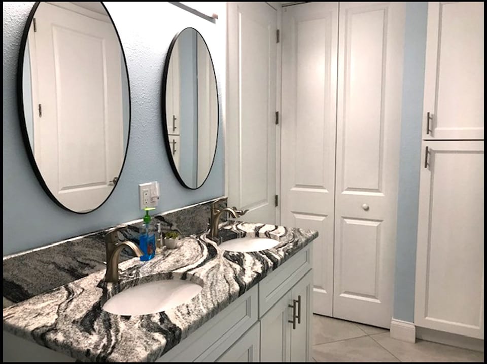 En suite master bathroom: Linens. towels, beach towels provided provided.