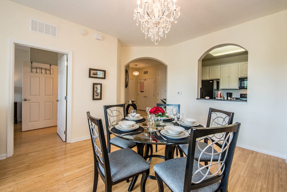 Enjoy a delicious meal in this 5-seater dining table.