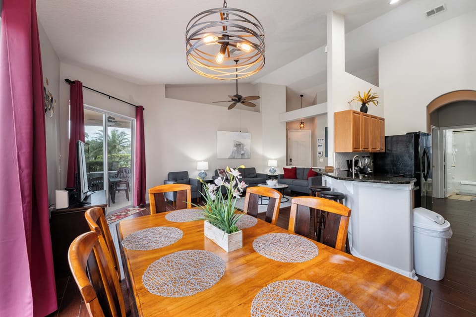 Dining room showing table with seating for 6