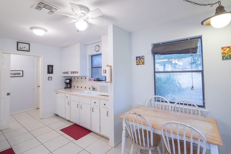 Kitchen + breakfast nook