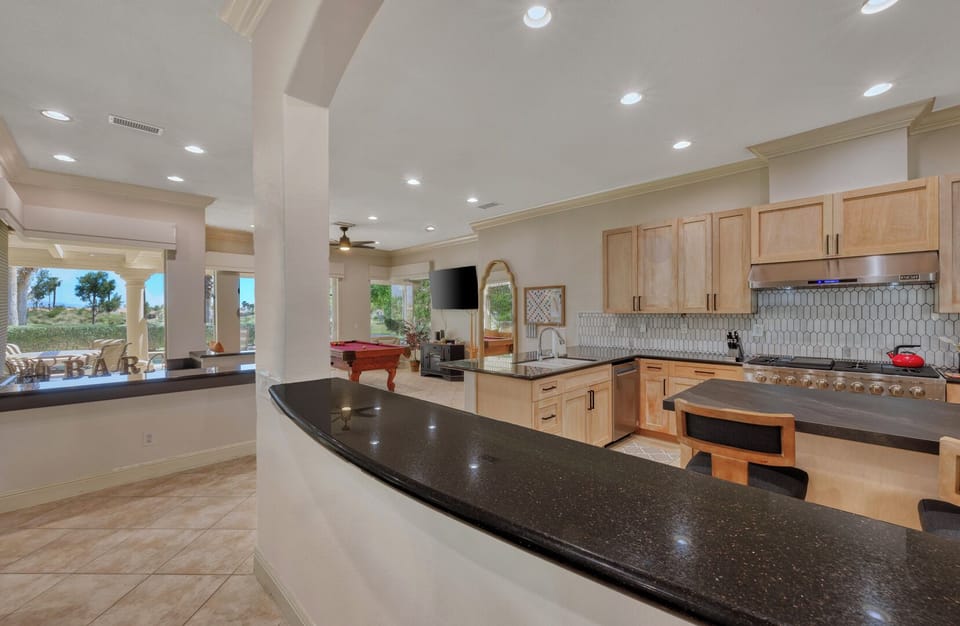 K0715 - Kitchen Bar and Pool Table