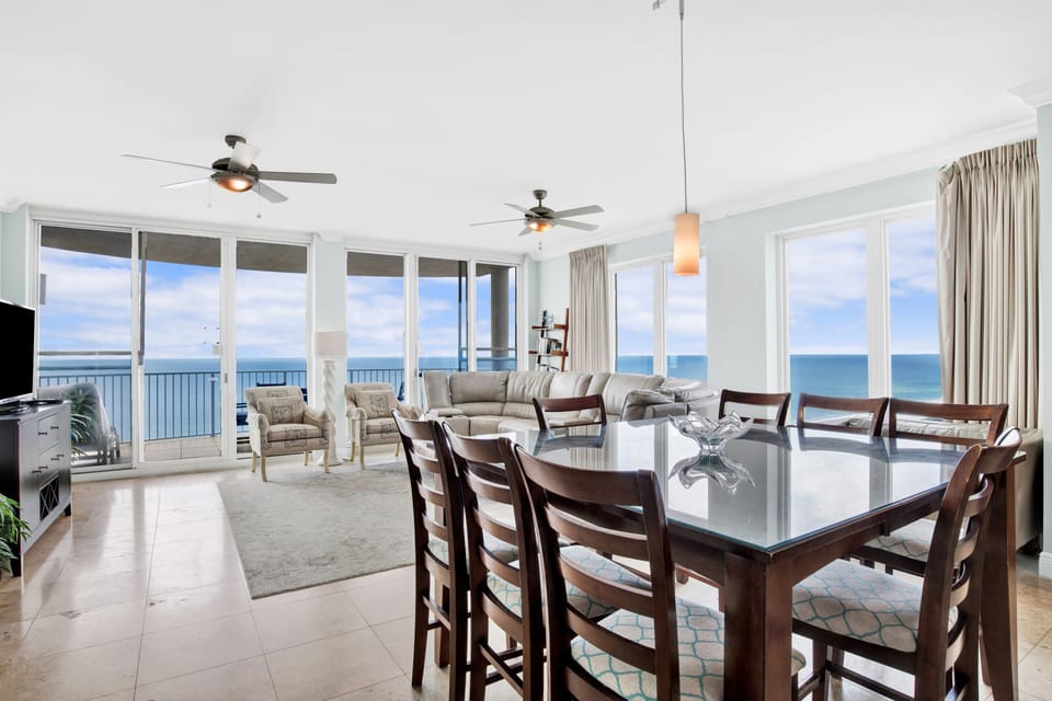 Seating for 8 at the dining table
