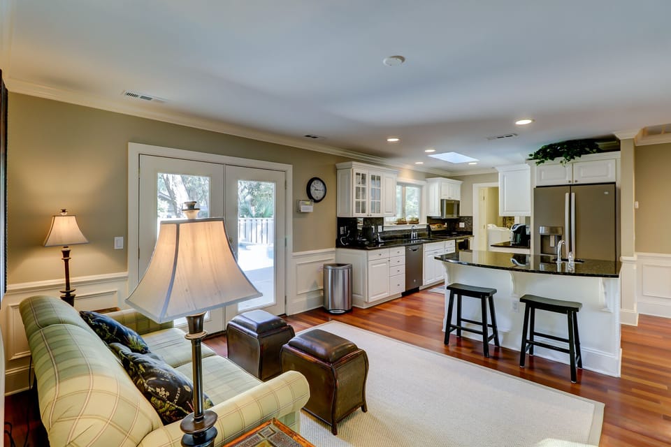 Kitchen & Conversation Area