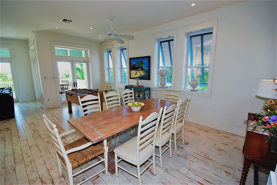 Dining Area
2nd Floor