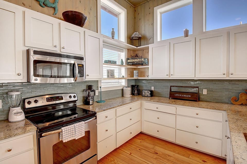 Kitchen - Drip or Pod coffee maker, toaster, and other essentials provided