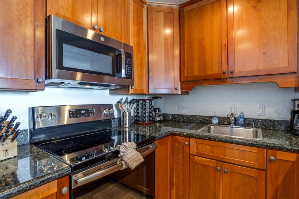 A swirl of polished stone and golden wood, this kitchen stirs up island ease with a splash of tropical sparkle   