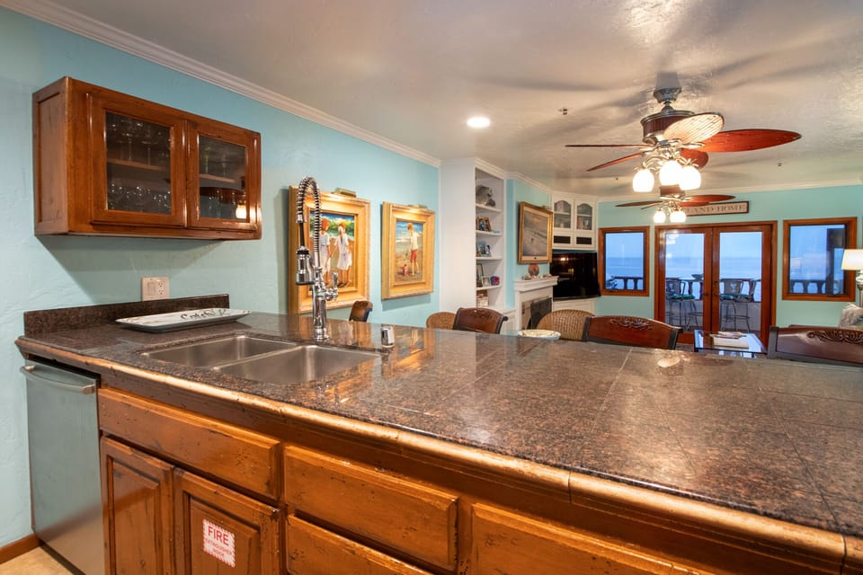 H249 - Kitchen to living area