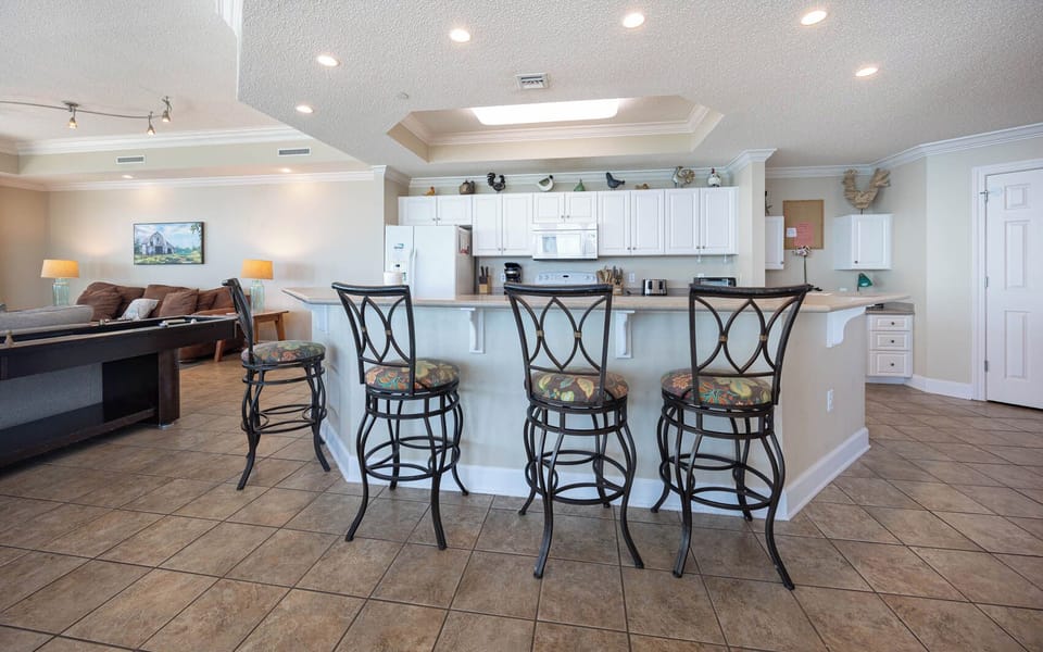 Sip your morning coffee at the breakfast bar and get ready for a beach day in this stylish space