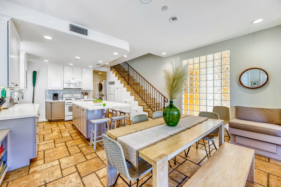 334E - Dining Area to Kitchen