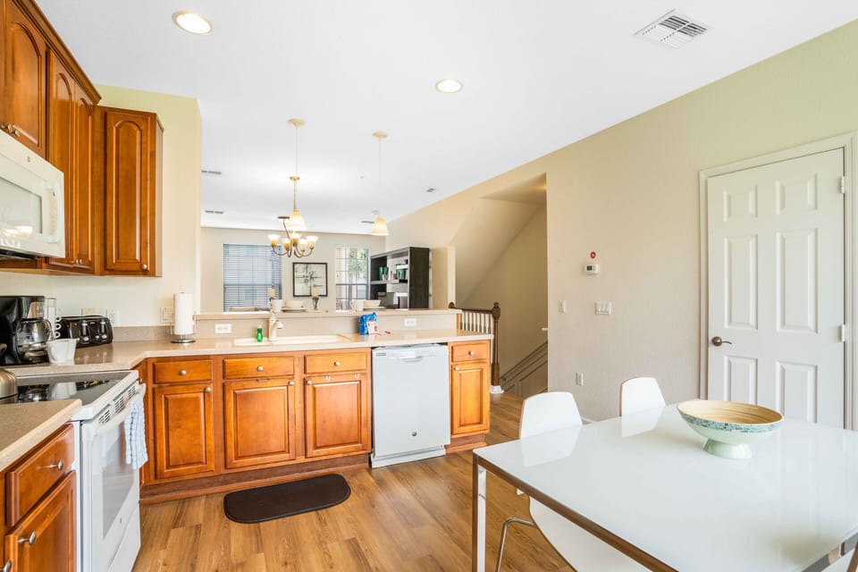 Luxurious and fully equipped kitchen of the townhouse in Orlando - Stainless steel appliances and necessary accessories available - A glorious 4 persons dining table within the kitchen to serve freshly made meals - Elegant lighting