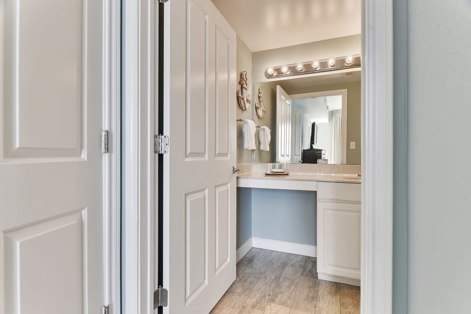 Primary Bathroom with Tub/Shower Combo