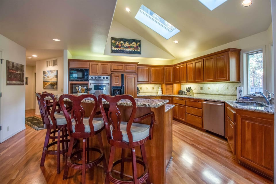 Kitchen w/ Bar