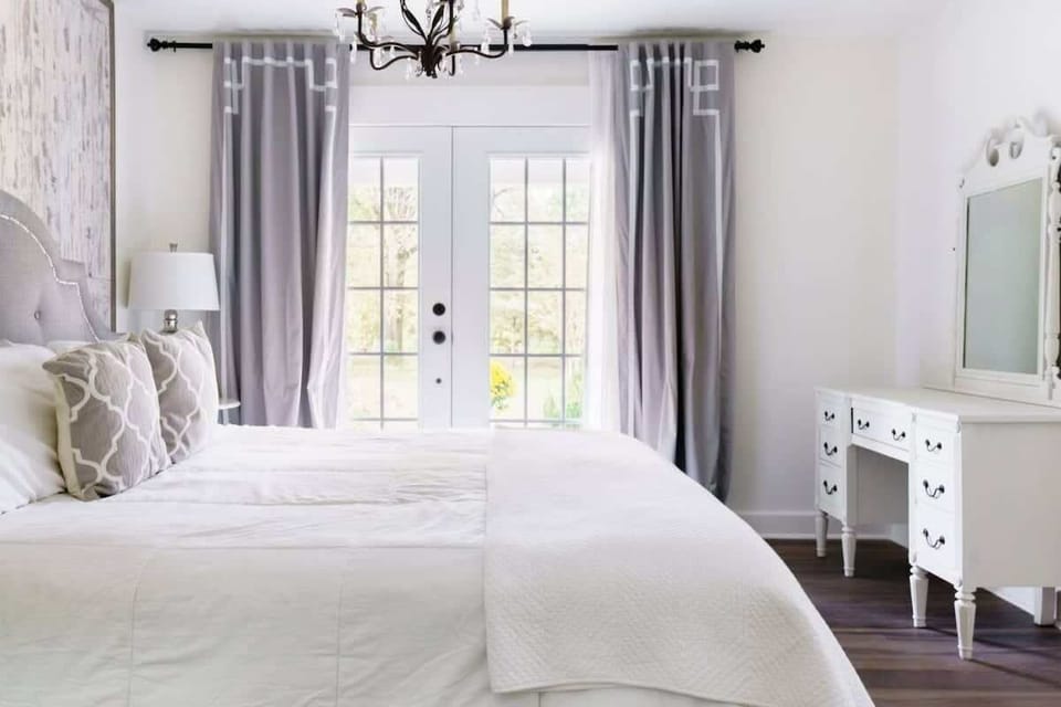 Bedroom 1 King Bed w/En suite bathroom