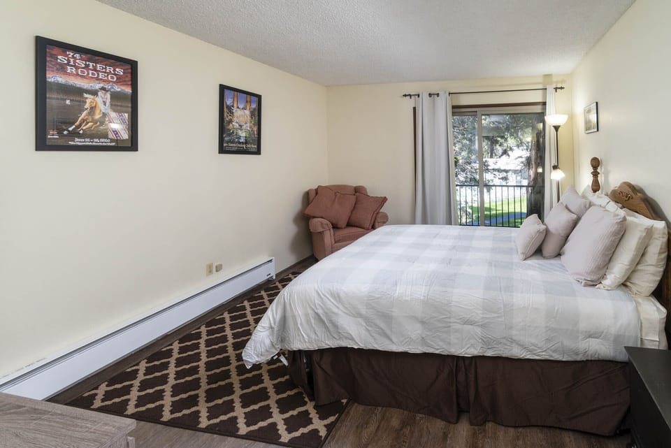Guest Bedroom w/ Queen Bed