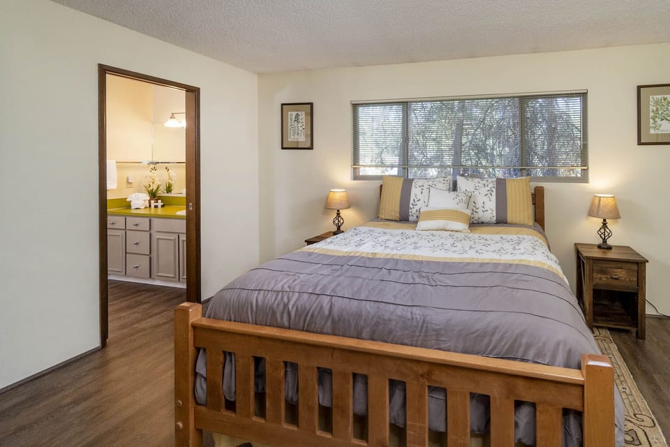 Master Bedroom w/ Queen Bed