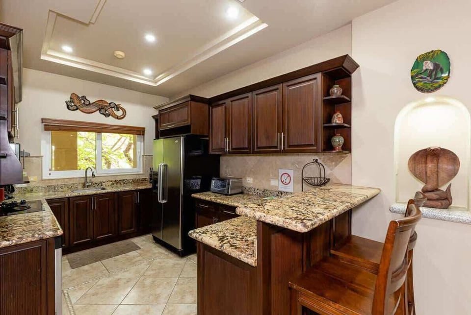 Gourmet kitchen, fully stocked