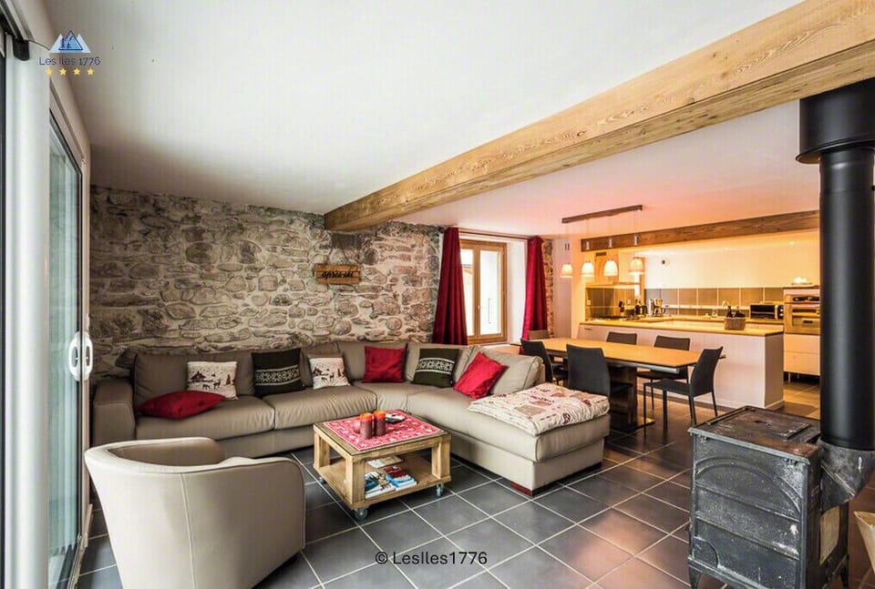 Relax in the cosy living room with cable  TV, DVD, sound system.. and wood stove