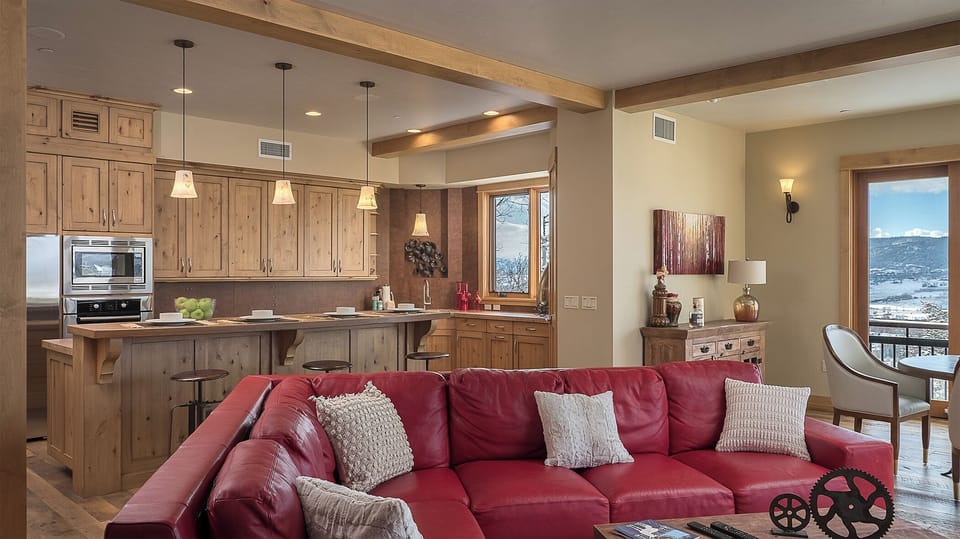 Great Room, Mid-Level, South