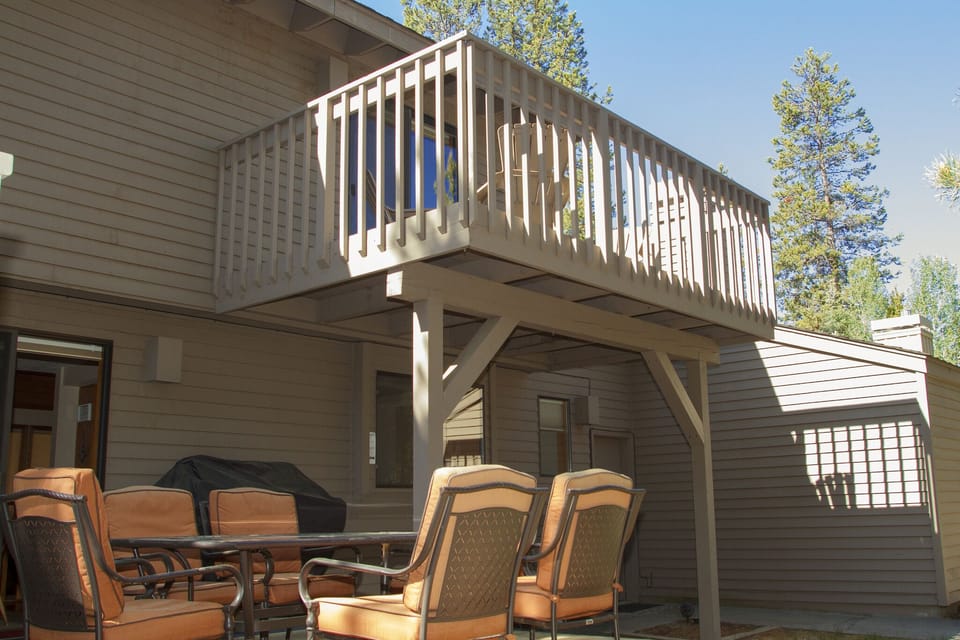 Upper deck off of the loft area has 4 chairs and 2 side tables. 