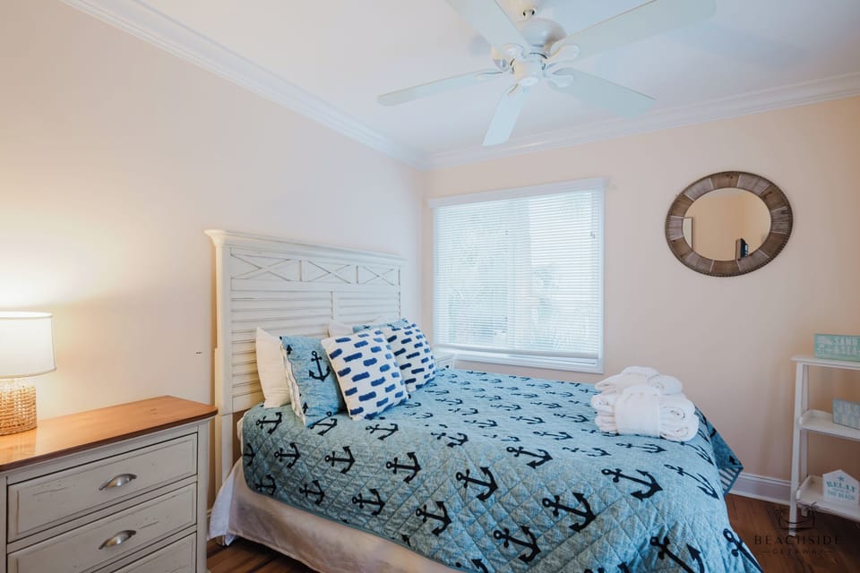 Queen of Queen + Twin Bedroom