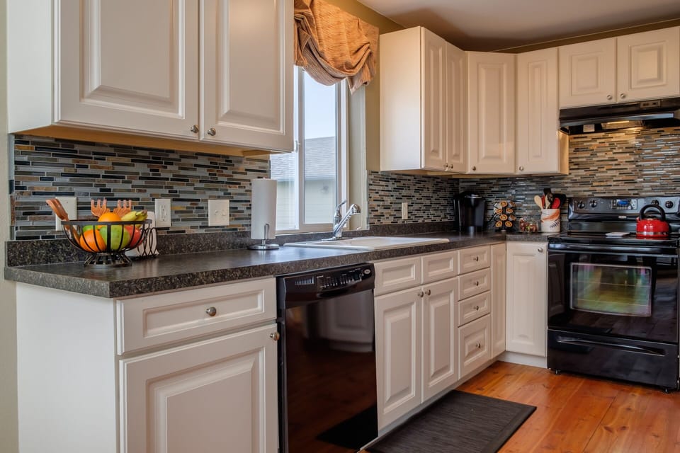 The fully stocked kitchen is ready for any cook.