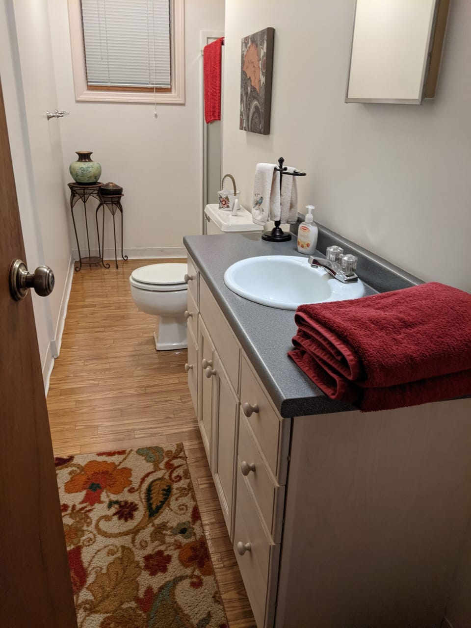 Full bath with shower on 1st floor. Towels and toiletries provided.
