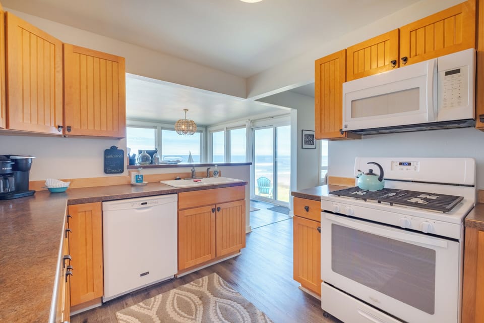 Kitchen - Kitchen has oceanfront views.