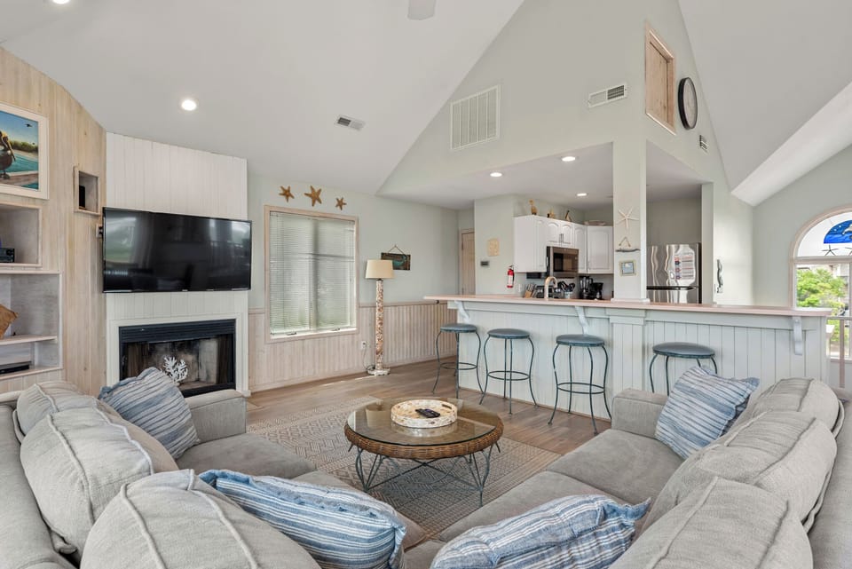 WH549: Pelican Shores | Top Level Living Area