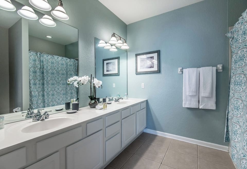 Personal Paradise: Discover your own private paradise in our master's ensuite bathroom, where every detail is crafted for your relaxation