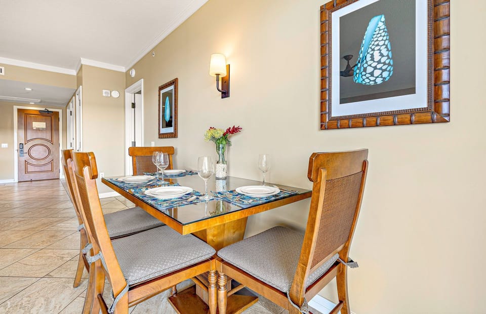 Dine indoors or out
                