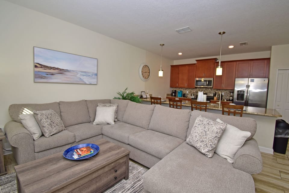 Lounge & kitchen