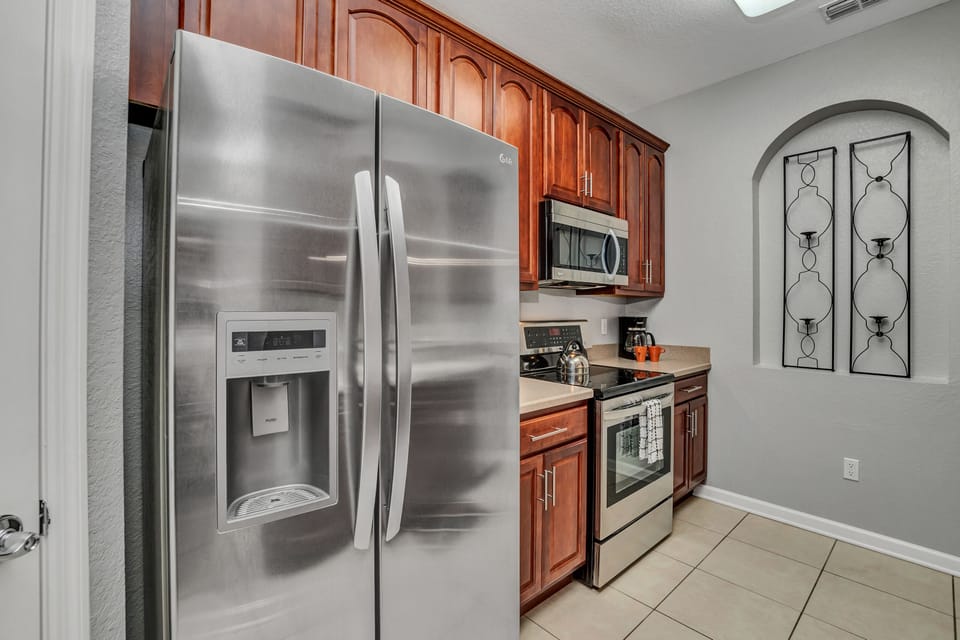 Stunningly designed Culinary heaven of the condo in Orlando - Fully equipped with necessary accessories and stainless steel appliances - Sufficient space to store goods of all kind - Beautifully decored kitchen