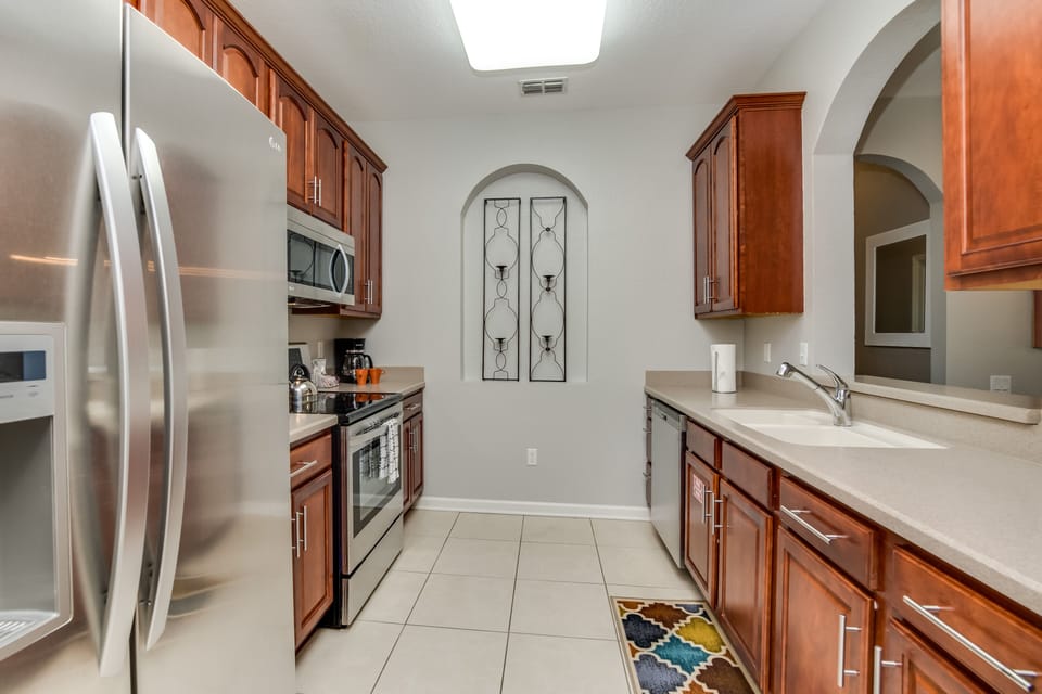 Fully equipped kitchen of the condo in Orlando - Every tool and appliance awaits to bring your recipes to life. - Sufficient space to walk and work with ease - Elegant lighting