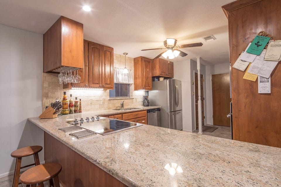 Large bar accommodates many cooks in the kitchen