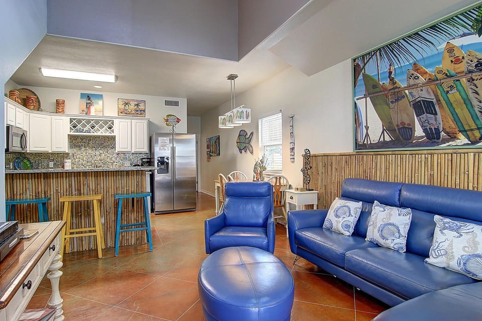 Living area - Living area with laid-back Surf's up vibes!