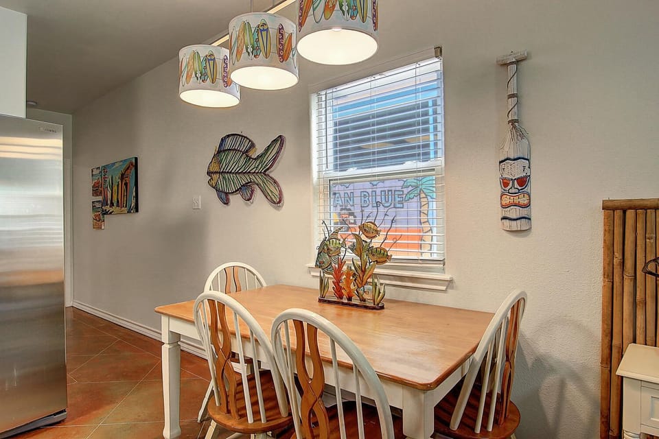 Dining area - Dining area with beach decor