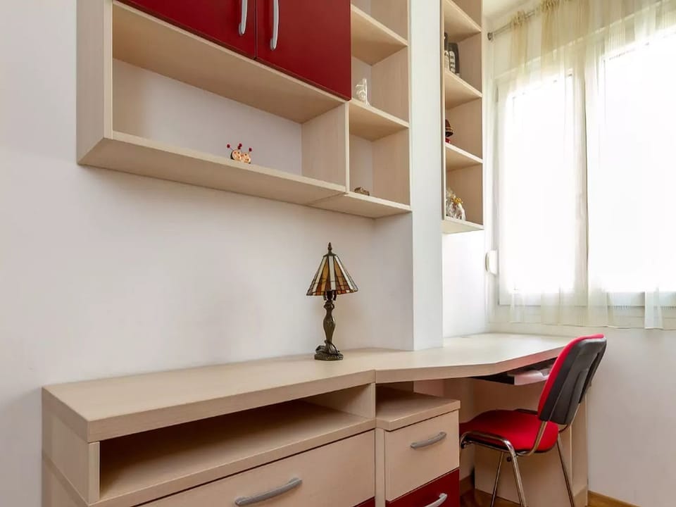 Bedroom 2 - desk
