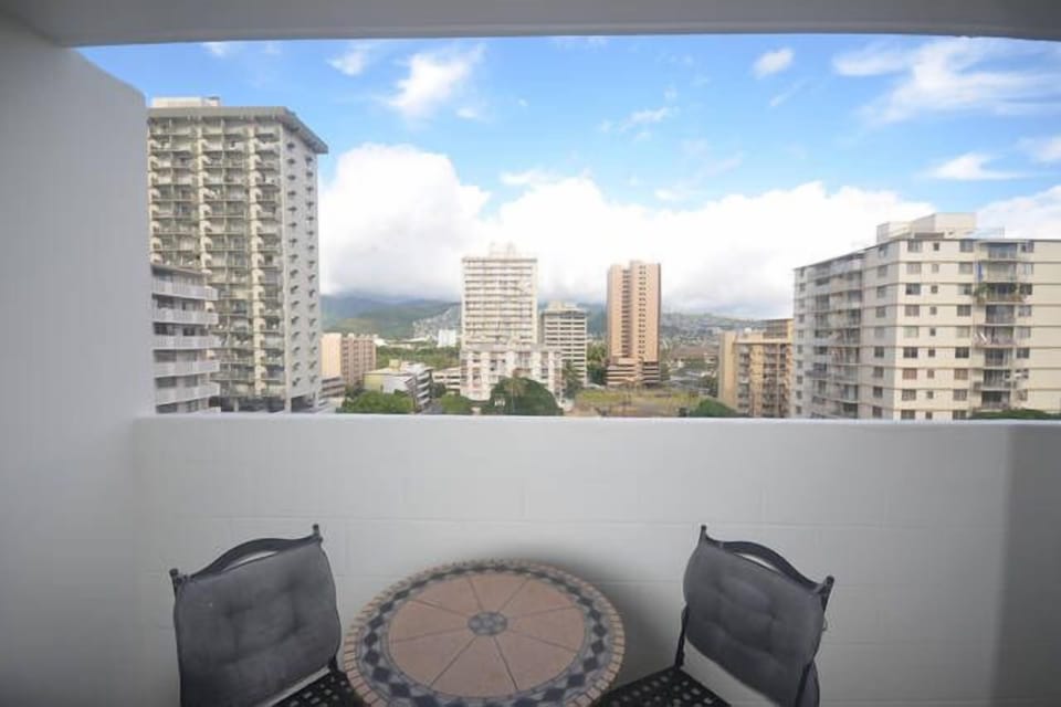 Lanai with view of Ko'olau Mountains