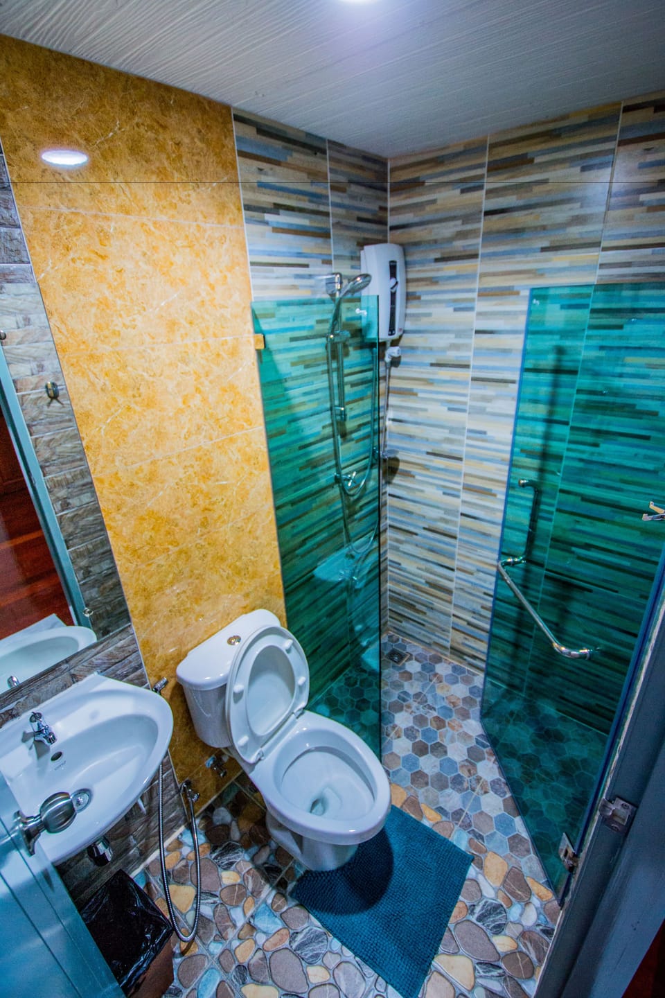 Shower, free toiletries, slippers, towels