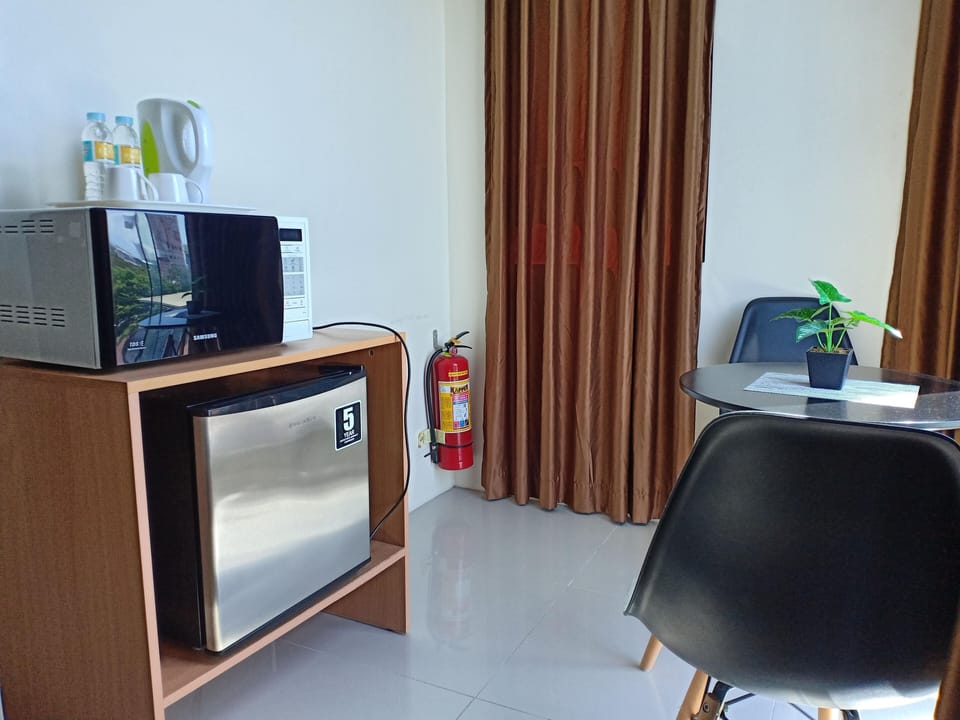 City Suite, 1 King Bed, Refrigerator & Microwave, Mountain View | Room amenity