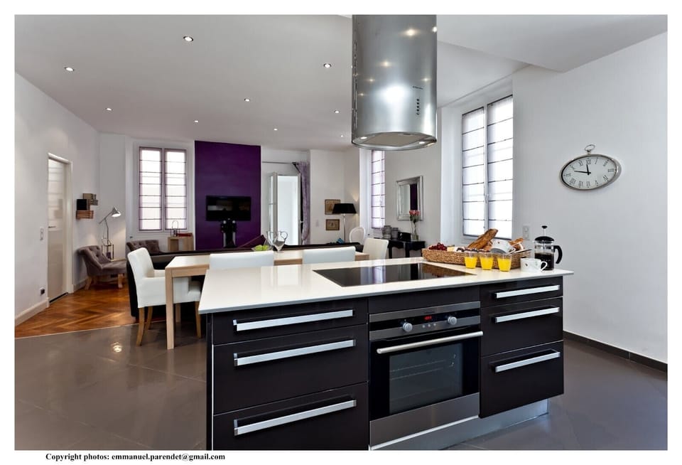 ceramic stove top, dishwasher, full fridge/freezer